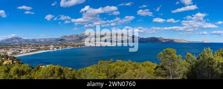 Panoramablick auf die Bucht von Altea und die Berge der Serra de Bernia in der Provinz Alicante Stockfoto