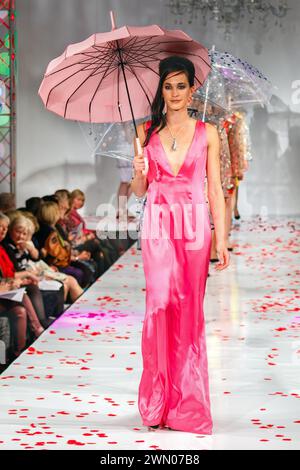 Auf dem Laufsteg werden Models gezeigt, die Kreationen von Zandra Rhodes auf einer Designer-Fashion-Laufsteg-Show in Bath, Großbritannien, präsentieren Stockfoto