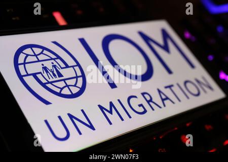 Viersen, Deutschland - 9. Januar. 2024: Smartphone-Bildschirm mit Logobeschriftung der UN-Agentur International Organisation for Migration IOM auf Computer Keybo Stockfoto