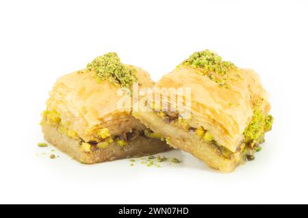 Traditionelles türkisches Dessert Vorspeisenbaklava mit Pistazien isoliert auf weißem Hintergrund. Dessertkonzept Stockfoto