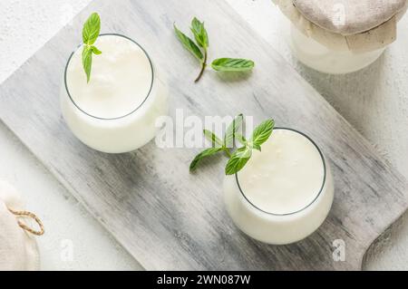 Glas Tasse türkisches traditionelles Getränk Ayran, Kefir oder Buttermilch aus Joghurt, gesundes Essen Stockfoto