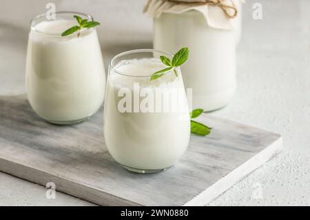 Glas Tasse türkisches traditionelles Getränk Ayran, Kefir oder Buttermilch aus Joghurt, gesundes Essen Stockfoto