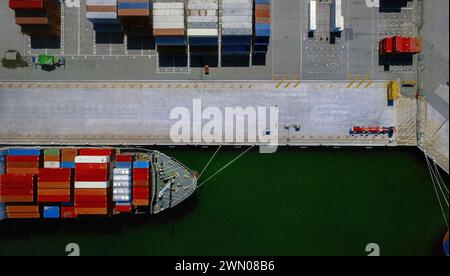 Luftaufnahme der Container, die auf einem Frachtcontainerschiff im Dock, Fremantle Harbour geladen wurden Stockfoto