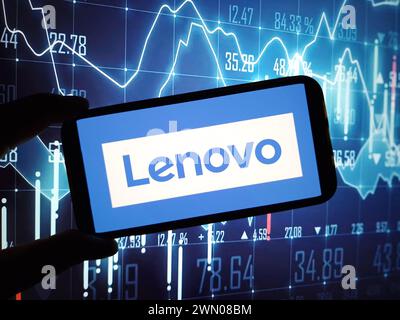 Konskie, Polen – 24. Februar 2024: Das Logo des Unternehmens Lenovo wird auf dem Mobiltelefon angezeigt Stockfoto