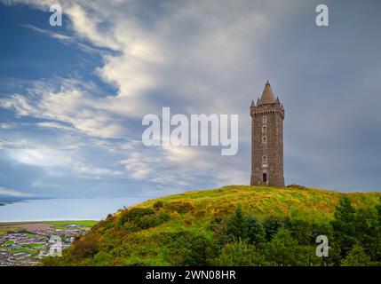 Der schottische Baronial-Stil Scrabo Tower wurde 1857 auf einem Hügel oberhalb von Newtonards im County Down in Nordirland erbaut Stockfoto