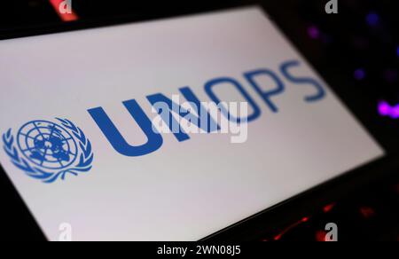 Viersen, Deutschland - 9. Januar. 2024: Smartphone-Bildschirm mit Logo-Schriftzug der UNOPS-Agentur der vereinten Nationen auf Computertastatur Stockfoto