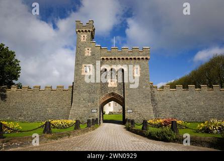 Das kürzlich hinzugefügte Torhaus von Killyleagh Castle aus dem 12. Jahrhundert in County Down, Nordirland, Stockfoto