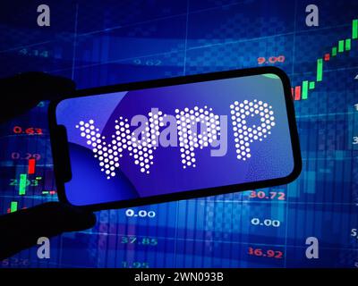 Konskie, Polen – 24. Februar 2024: Das WPP-Firmenlogo wird auf dem Mobiltelefon angezeigt Stockfoto