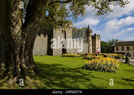 Killyleagh Castle im County Down, Nordirland, gilt als die älteste bewohnte Burg des Landes und stammt aus dem 12. Jahrhundert. Stockfoto