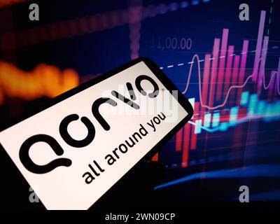 Konskie, Polen – 24. Februar 2024: Das Firmenlogo von Qorvo wird auf dem Mobiltelefon angezeigt Stockfoto