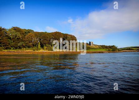 Audley's Castle aus dem 15. Jahrhundert, adaptiert als Blickfang in Castleward, Strangford, County Down, Nordirland Stockfoto