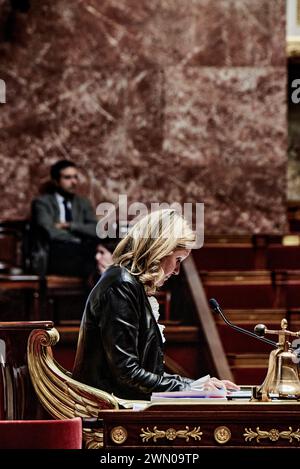 Paris, Frankreich. Februar 2024. © Antonin Burat/Le Pictorium/MAXPPP - Paris 27/02/2024 Antonin Burat/Le Pictorium - 27/02/2024 - France/Paris - La Presidente de l'Assemblee nationale Yael Braun-Pivet, lors de la seance de questions au gouvernement du 27 fevrier 2024 a l'Assemblee nationale. - Valeurs ACtuelles out, jdd out, no jdd, RUSSIA OUT, NO RUSSIA NO RUSSIA #norussia/27/02/2024 - France/Paris - Präsident der Nationalversammlung Yael Braun-Pivet, während der Fragestunde an die Regierung am 27. Februar 2024 in der französischen Nationalversammlung. Quelle: MAXPPP/Alamy Live News Stockfoto