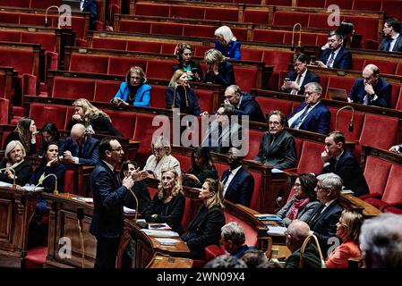 © Antonin Burat/Le Pictorium/MAXPPP - Paris 04/04/2023 Antonin Burat/Le Pictorium - 04/04/2023 - France/Paris - Le Ministre delegue Charge des Comptes publics Thomas Cazenave repond aux deputes, lors de la seance de questions au gouvernement du 27 fevrier 2024 a l'Assemblee nationale. - Valeurs ACtuelles out, jdd out, no jdd, RUSSIA OUT, NO RUSSIA NO RUSSIA #norussia/04/04/2023 - Frankreich/Paris - der Delegierte des Ministers für öffentliche Finanzen Thomas Cazenave beantwortet die Abgeordneten während der Fragestunde an die Regierung am 27. Februar 2024 in der französischen Nationalversammlung. Stockfoto