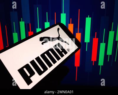 Konskie, Polen – 24. Februar 2024: Das Firmenlogo Puma wird auf dem Mobiltelefon angezeigt Stockfoto
