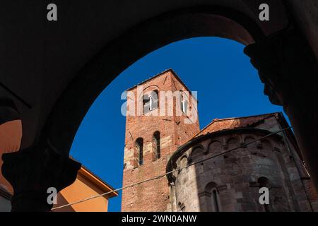 Kirche San Giusto (St. Justus) mittelalterlicher Glockenturm und Apsis im Zentrum von Lucca historica Stockfoto