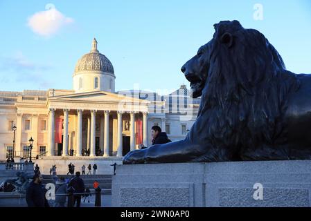 Wintersonne am Trafalgar Square im Zentrum von London, Großbritannien Stockfoto