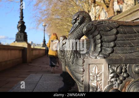 Detail auf der Bank am Albert Embankment an der Themse gegenüber den Houses of Parliament in der Wintersonne, London, Großbritannien Stockfoto