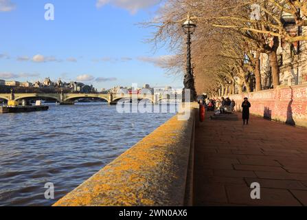 Das Albert Embankment an der Themse gegenüber den Houses of Parliament in der Wintersonne, London, Großbritannien Stockfoto