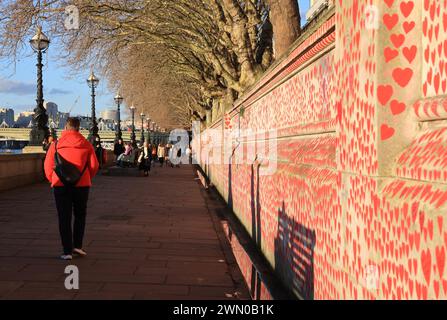 Die National COVID Memorial Wall am Albert Embankment gegenüber dem H of P, die 500 Meter lang ist und an die katastrophalen Verluste Großbritanniens erinnert. Stockfoto