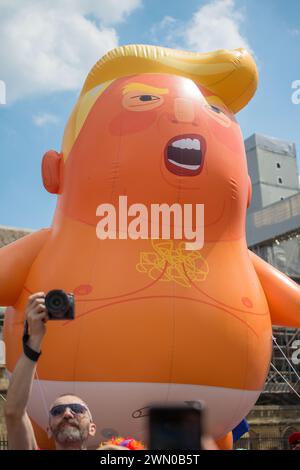 Der orangene Trumps Baby-Trumps, der auf der Protestkundgebung #BringTheNoise Women's March gegen Donald Trump um den Parliament Square in London, Großbritannien, herumgeführt wird. Stockfoto