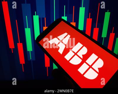 Konskie, Polen – 24. Februar 2024: Das Firmenlogo von ABB wird auf dem Mobiltelefon angezeigt Stockfoto