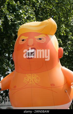 Der orangene Trumps Baby-Trumps, der auf der Protestkundgebung #BringTheNoise Women's March gegen Donald Trump um den Parliament Square in London, Großbritannien, herumgeführt wird. Stockfoto