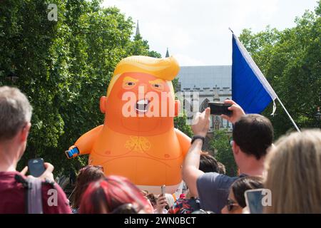 Der orangene Trumps Baby-Trumps, der auf der Protestkundgebung #BringTheNoise Women's March gegen Donald Trump um den Parliament Square in London, Großbritannien, herumgeführt wird. Stockfoto