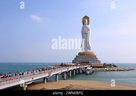 Statue der Göttin Guanyin auf dem Territorium des buddhistischen Kulturparks Nanshan auf der Insel Hainan, China Stockfoto