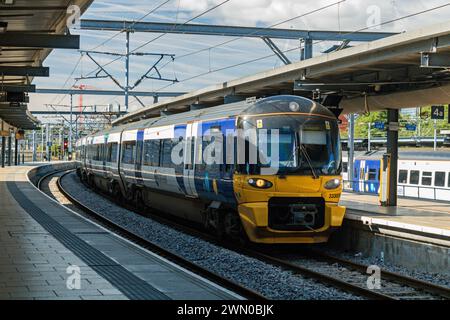 Elektrischer Triebzug 333009 am Bahnhof Leeds. Stockfoto