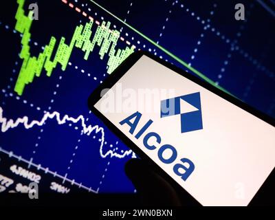 Konskie, Polen – 24. Februar 2024: Logo des Unternehmens Alcoa auf dem Mobiltelefon Stockfoto