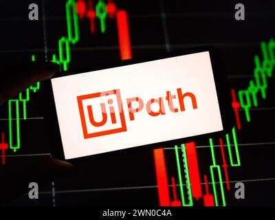 Konskie, Polen – 24. Februar 2024: Das Firmenlogo von UiPath wird auf dem Mobiltelefon angezeigt Stockfoto