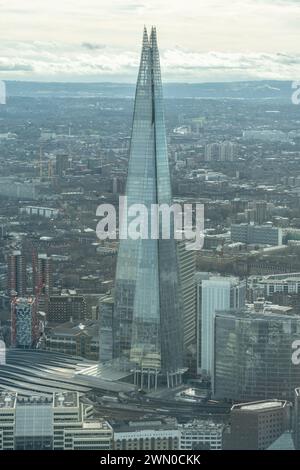 Der Shard Tower, von der Spitze des 22 Bishopsgate (der Aussichtspunkt Horizon 22) in London aus gesehen. (Fotodatum: Freitag, 2. Februar 2024. Foto: Richar Stockfoto