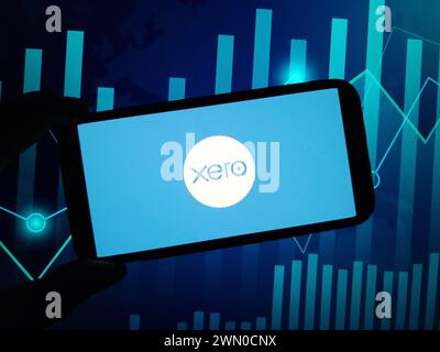 Konskie, Polen – 24. Februar 2024: Das Firmenlogo von Xero wird auf dem Mobiltelefon angezeigt Stockfoto