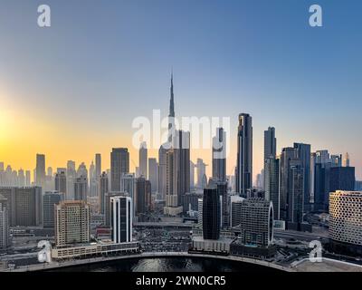 Blick auf die Skyline von Dubai, einschließlich des Burj Khalifa, dem höchsten Wolkenkratzer der Welt, von der Business Bay aus gesehen Stockfoto