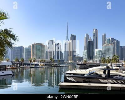 Blick auf die Skyline von Dubai, einschließlich des Burj Khalifa, dem höchsten Wolkenkratzer der Welt, von der Business Bay aus gesehen Stockfoto