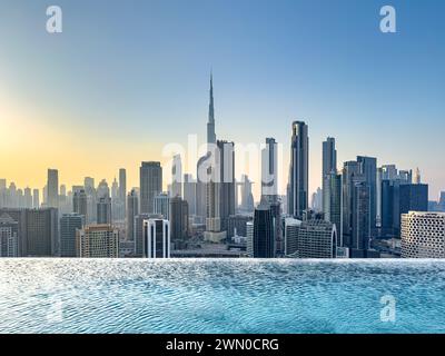 Blick auf die Skyline von Dubai, einschließlich des Burj Khalifa, dem höchsten Wolkenkratzer der Welt, von der Business Bay aus gesehen Stockfoto