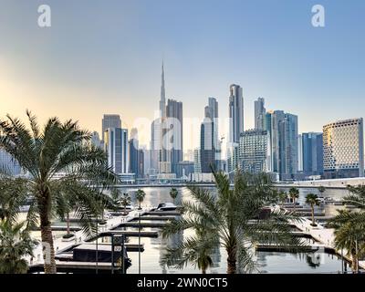 Blick auf die Skyline von Dubai, einschließlich des Burj Khalifa, dem höchsten Wolkenkratzer der Welt, von der Business Bay aus gesehen Stockfoto