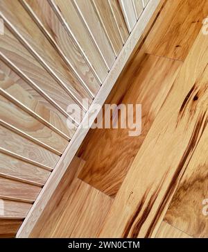 Holzboden und Schränke im neuen Stil zeigen Linienmuster und passende Farben. Diagonale Linien überschneiden sich am Boden. Nach unten sehen Sie Texturen und Bemaßungen. Stockfoto