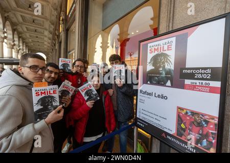 Mailand, Italien. Februar 2024. Foto Stefano Porta/LaPresse28-02-2024, Milano, Italia - Cronaca - Il calciatore del Milan Rafa Leao präsenta il suo libro Smile in Mondadori Duomo 28. Februar 2024, Mailand, Italien - News - AC Milan Fußballspieler Rafa Leao präsentiert sein Buch Smile in Mondadori Duomo Credit: LaPresse/Alamy Live News Stockfoto