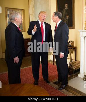 Washington, Vereinigte Staaten Von Amerika. Oktober 2017. Präsident Donald J. Trump kommt am Dienstag, den 24. Oktober 2017 im Kapitol an, begrüßt vom Mehrheitsführer des Senats, Mitch McConnell, R-KY, und dem Vorsitzenden des Republikanischen Politikausschusses des Senats, John Barrasso, R-WY, in Washington, DC Stockfoto