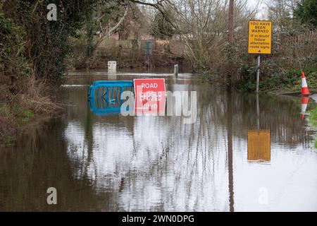 Charvil, Berkshire, Großbritannien. Februar 2024. Der Charvil Ford in Charvil, Berkshire, bleibt wegen Überschwemmungen aus dem Loddon geschlossen. Für morgen und Freitag wird ein weiterer starker Regen prognostiziert. Quelle: Maureen McLean/Alamy Live News Stockfoto