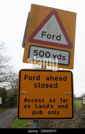 Charvil, Berkshire, Großbritannien. Februar 2024. Der Charvil Ford in Charvil, Berkshire, bleibt wegen Überschwemmungen aus dem Loddon geschlossen. Für morgen und Freitag wird ein weiterer starker Regen prognostiziert. Quelle: Maureen McLean/Alamy Live News Stockfoto