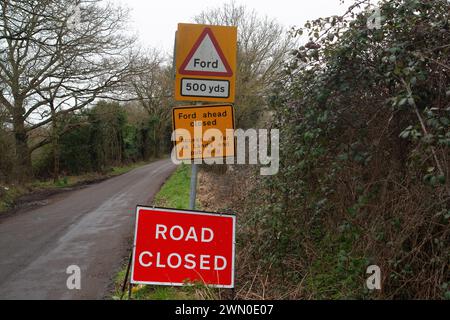 Charvil, Berkshire, Großbritannien. Februar 2024. Der Charvil Ford in Charvil, Berkshire, bleibt wegen Überschwemmungen aus dem Loddon geschlossen. Für morgen und Freitag wird ein weiterer starker Regen prognostiziert. Quelle: Maureen McLean/Alamy Live News Stockfoto