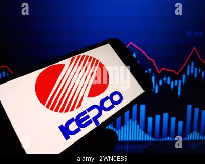 Konskie, Polen – 24. Februar 2024: Das Firmenlogo von KEPCO wird auf dem Mobiltelefon angezeigt Stockfoto