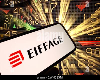 Konskie, Polen – 24. Februar 2024: Das Firmenlogo von Eiffage wird auf dem Mobiltelefon angezeigt Stockfoto