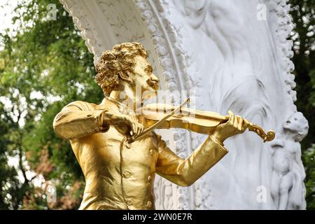 Die goldene Statue des großen Musikers Johann Strauss im Stadtpark, Wien, Österreich (Baujahr 1921) Stockfoto
