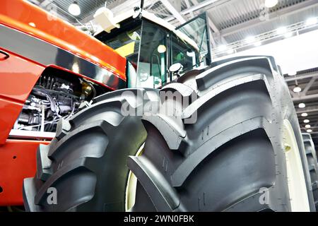 Landwirtschaftlicher Traktor mit Allradantrieb auf der Ausstellung Stockfoto