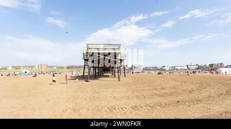 Lytham St annes Lancashire uk 9. September 2023 Blick vom Strand in St. Anne's Pier mit der Promenade im Hintergrund Stockfoto