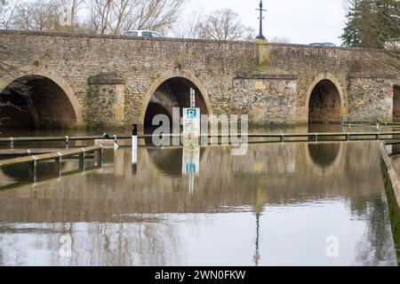 Wallingford, Oxfordshire, Großbritannien. Februar 2024. Der Parkplatz am Riverside in Wallingford bleibt unter Wasser. Die Themse in Wallingford, Oxfordshire, ist wieder über die Ufer geplatzt. Für die Themse, einschließlich Wallingford, gibt es weiterhin einen Hochwasseralarm. Quelle: Maureen McLean/Alamy Live News Stockfoto