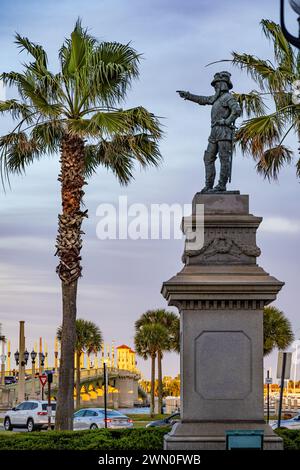 Statue von Juan Ponce de Leon im Ponce de Leon Circle entlang der A1A in der historischen Innenstadt von St. Augustine, Florida, in der Matanzas Bay bei Sonnenuntergang. (USA) Stockfoto